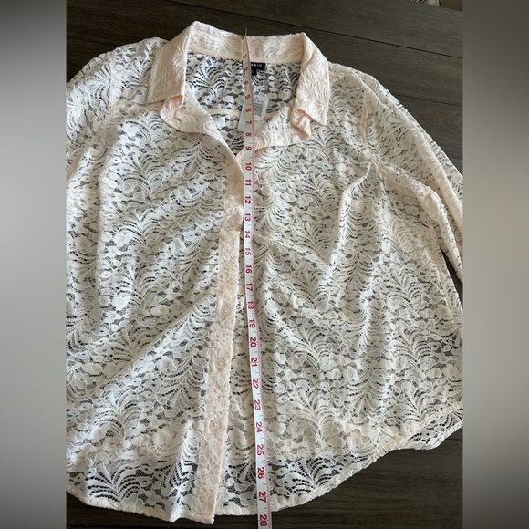 NWT TORRID IVORY CHENILLE LACE BUTTON DOWN SHIRT TORRID SIZE 1 (SIZE 14/16 - 1X) - Picture 9 of 11